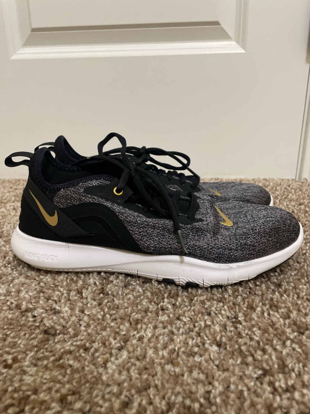 NIKE FLEX TR 9 Black & Gray Knit Running Sneakers with Gold Accents SZ 8.5